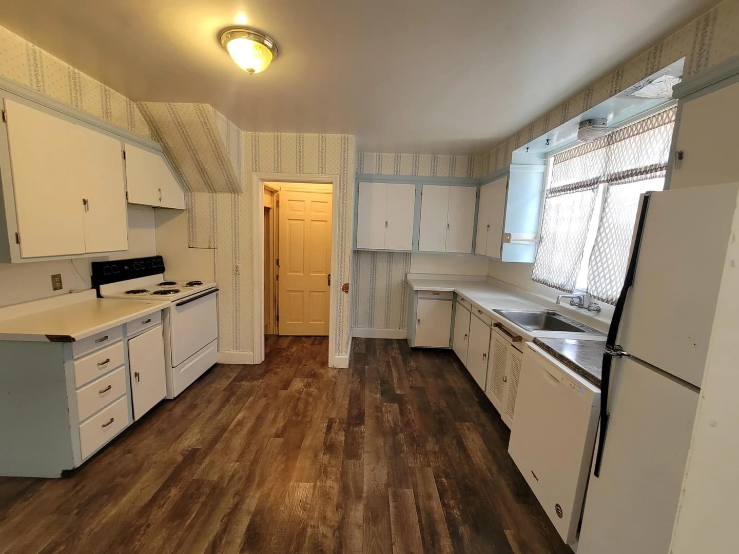 1300/1302 College  thumbnail 2