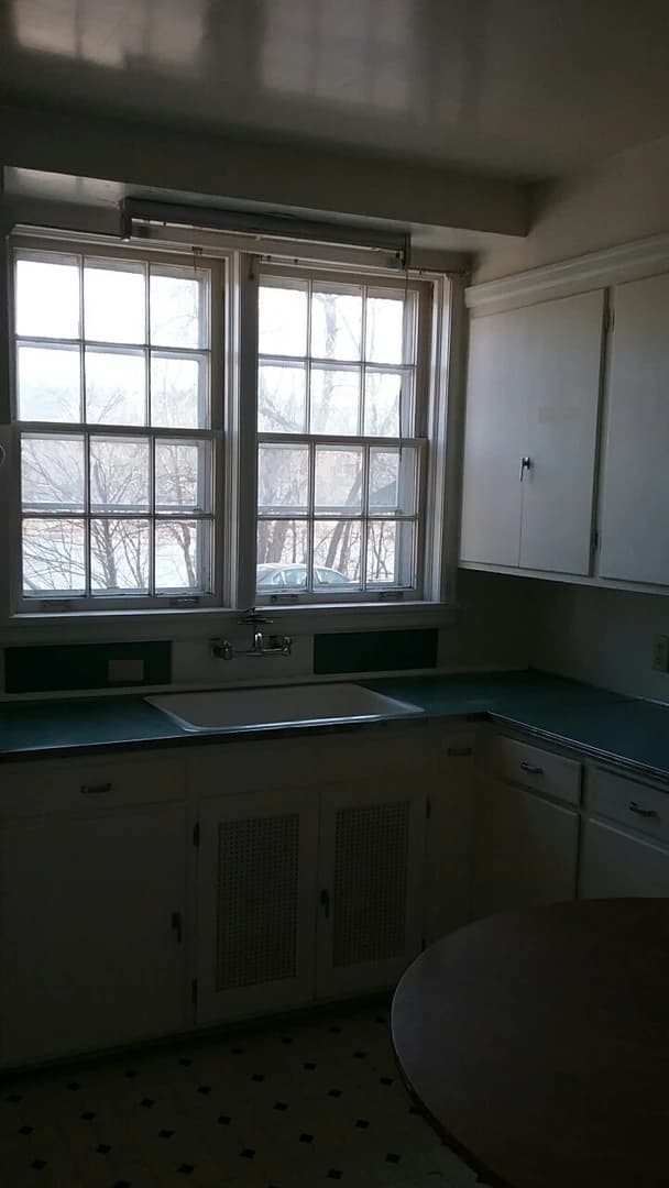 1300/1302 College  thumbnail 3